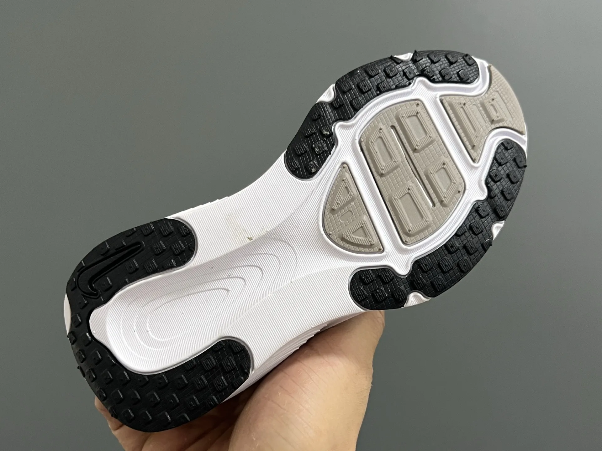これを逃す手はない クッション性 走りやすい キッズシューズ スニーカー
